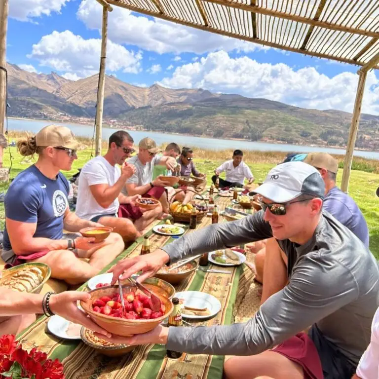 adventuredesk-community-adventures-peru-group-dining